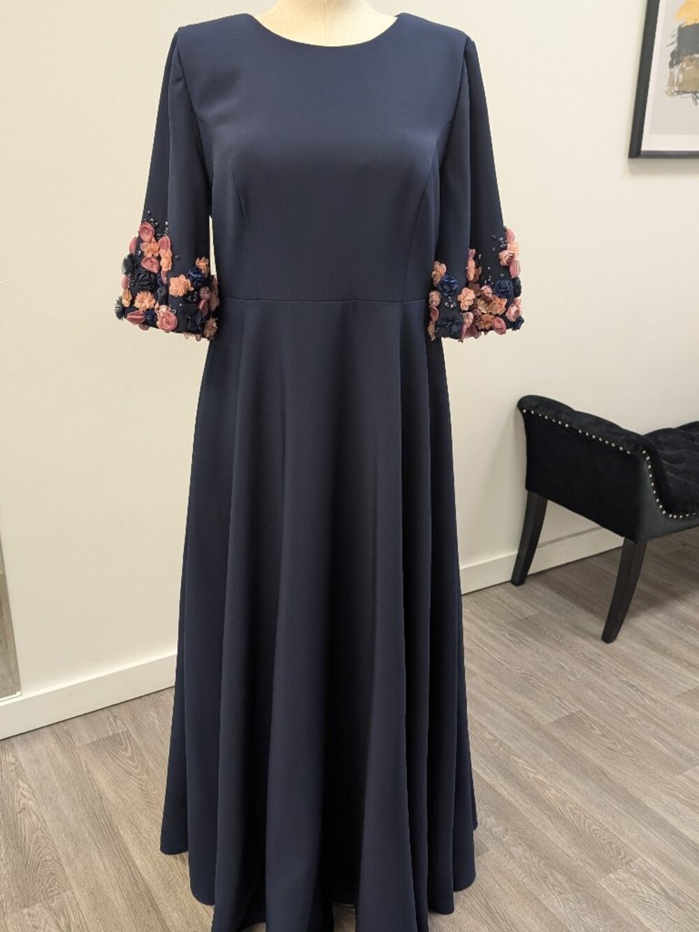 Mac Duggal Navy Size 18 fits size 20